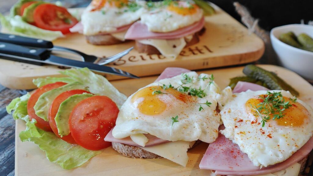 fried eggs, loaf, ham-2796406.jpg